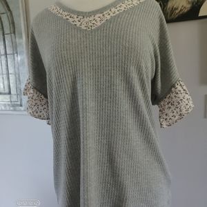 NWOT WOMENS GRAY boutique top #F05